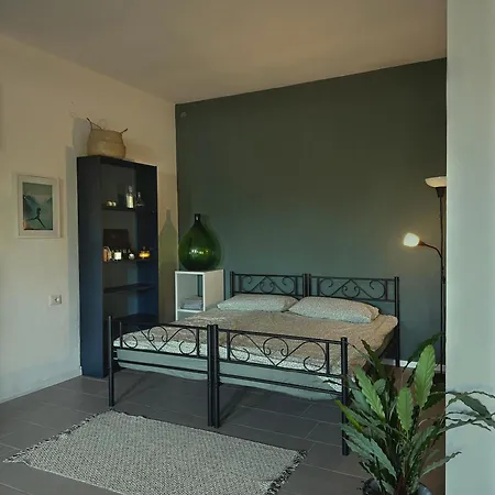 Roof Garden Apartment *